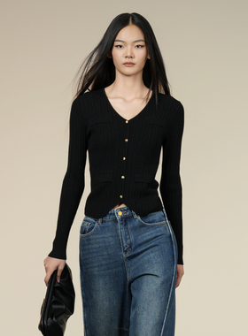 XG雪歌2025冬新款极简百搭法式V领通勤套头针织衫女XK411001A190