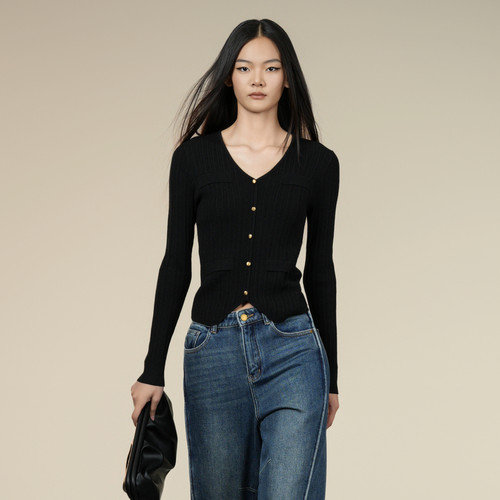 XG雪歌2025冬新款极简百搭法式V领通勤套头针织衫女XK411001A190
