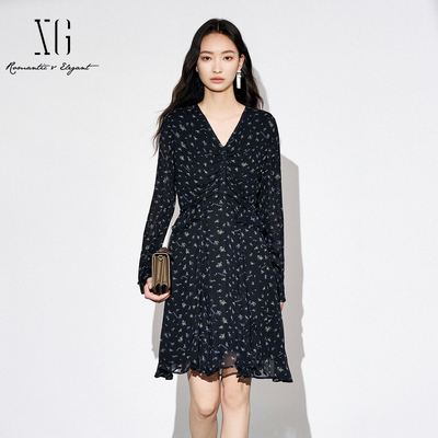 XG雪歌2025秋优雅压褶荷叶边飘逸法式V领碎花茶歇裙XK304017B493