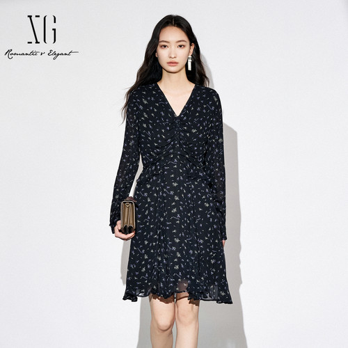 XG雪歌2025秋优雅压褶荷叶边飘逸法式V领碎花茶歇裙XK304017B493