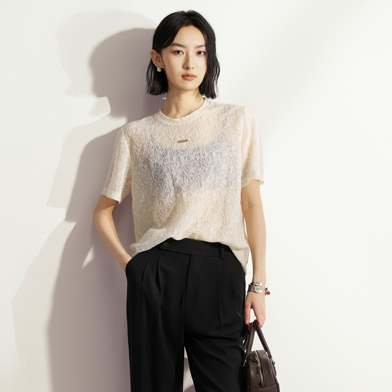 XG雪歌温柔风米白蕾丝T恤女夏圆领微透提花宽松短袖XM201631A891