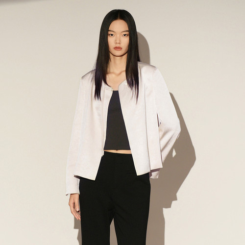 XG雪歌2026春国风盘扣雅致通勤气质暗纹缎感短外套女XL107024A291
