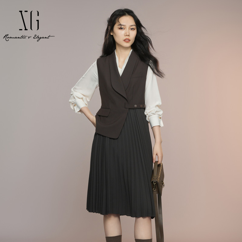 XG雪歌2025秋假两件百褶拼接显瘦通勤无袖西装连衣裙XK304020A374