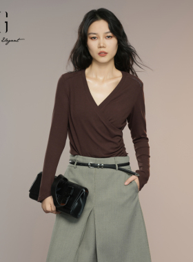 XG雪歌2025秋新款极简修身长袖T恤女百搭V领上衣XK301007A572