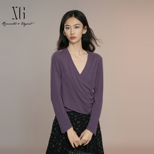 XG雪歌2025秋气质V领交叠前襟高智通勤百搭长袖T恤女XK301006A403