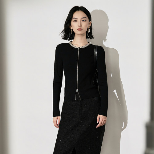 XG雪歌25冬新款绵羊毛双拉链钻饰圆领黑色针织开衫女XL411633A890