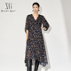 XG雪歌2025秋款 度假风不规则下摆显瘦V领碎花连衣裙XL304869A806