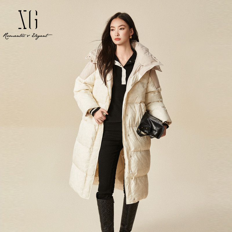 xg雪歌24冬撞色拼接宽松廓形保暖中长款连帽羽绒服女XJ406084B351