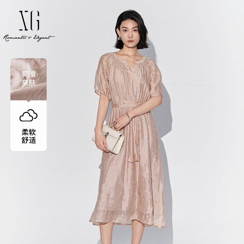 XG雪歌纹理感精致V领连衣裙女2025夏新款收腰中长裙XL204858A808
