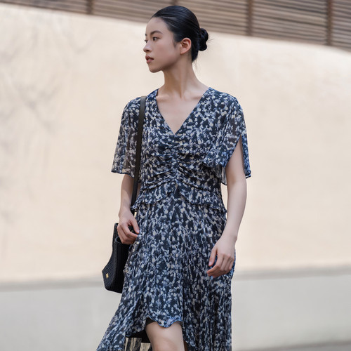 XG雪歌气质印花连衣裙女2026夏高腰V领短袖中长裙子XL204041B494