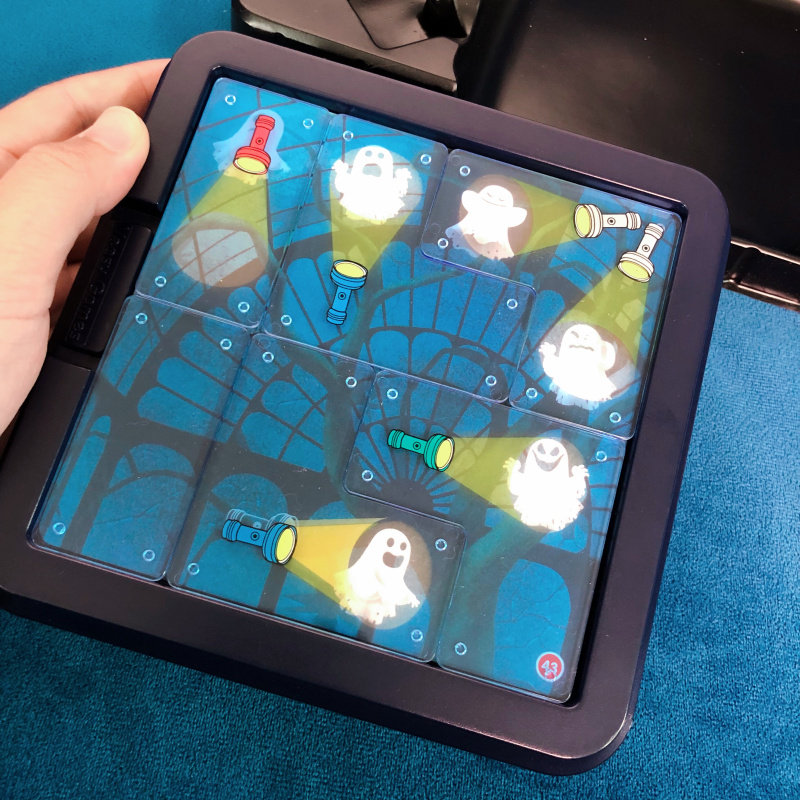 아이들의 논리적 사고력을 훈련시키는 교육용 장난감입니다. 60레벨의 보드게임입니다