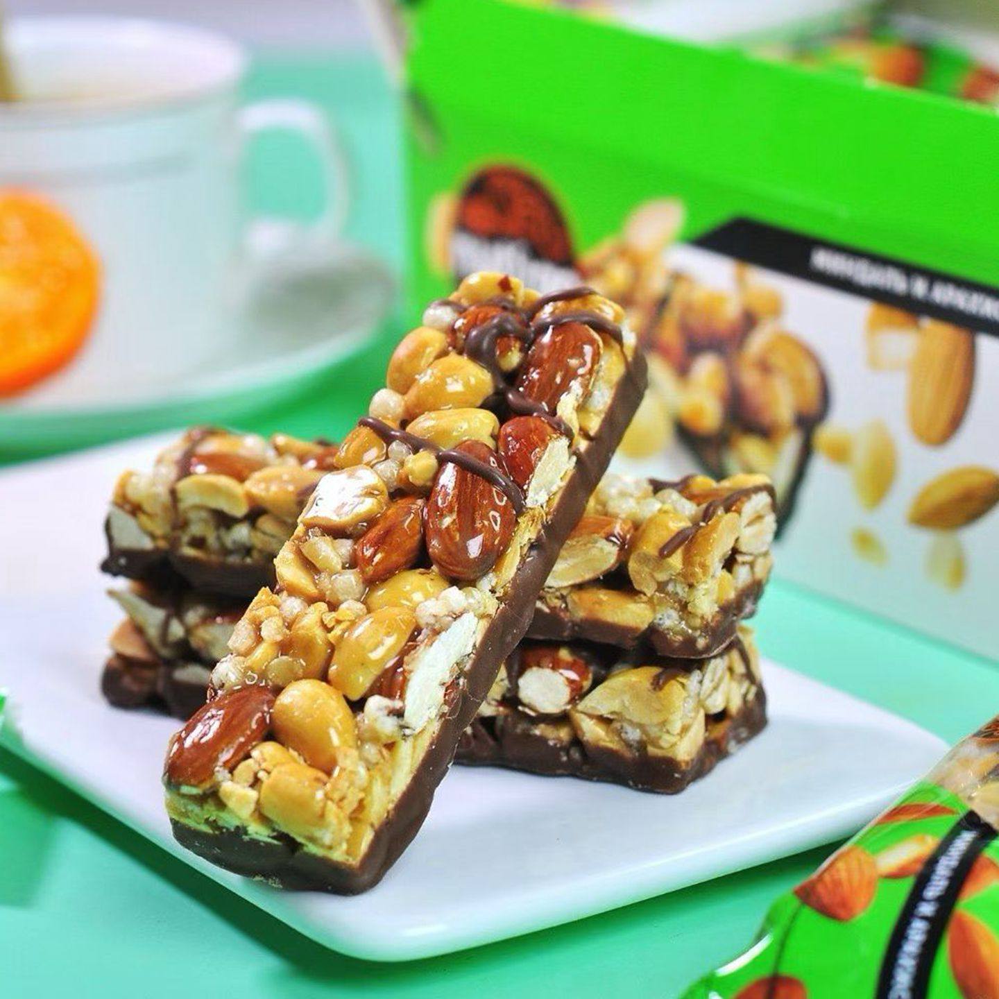 俄罗斯进口糖果巴旦木坚果棒花生椰片山核桃果仁焦糖盒装长条零食