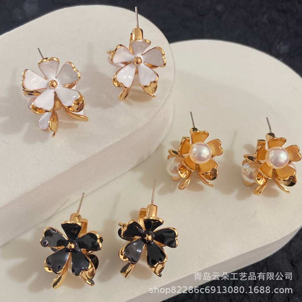 新品轻奢感铜花瓣花朵耳环黑白色珐琅珍珠气质简约ins风耳饰