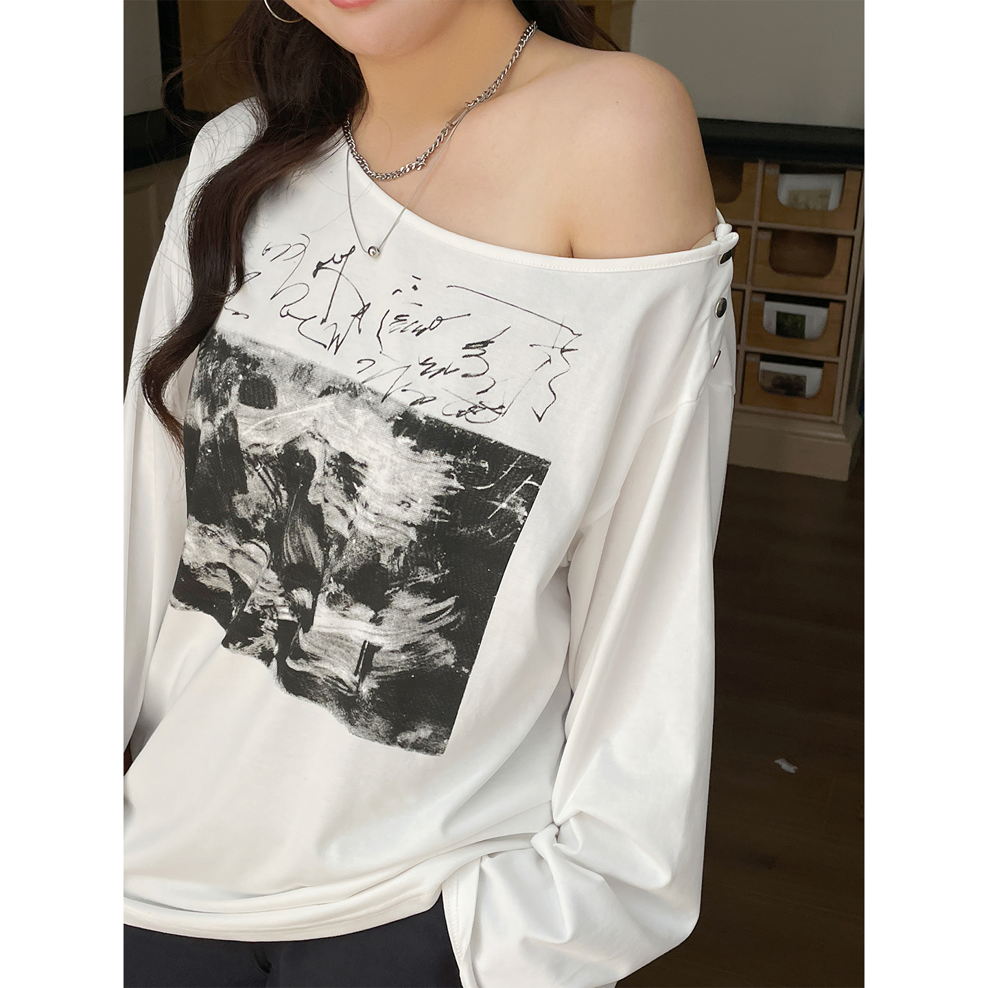 欧尼不胖早秋季慵懒风穿搭减龄款上衣大码女装胖mm斜肩巨好看t恤