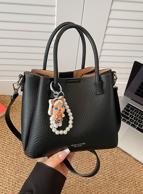 2025新款小众设计韩版可爱公仔荔枝纹手提包休闲百搭单肩斜挎包潮