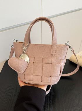 韩国手提编织菜篮子包包女2025新款潮时尚小众水桶包高级感斜挎包