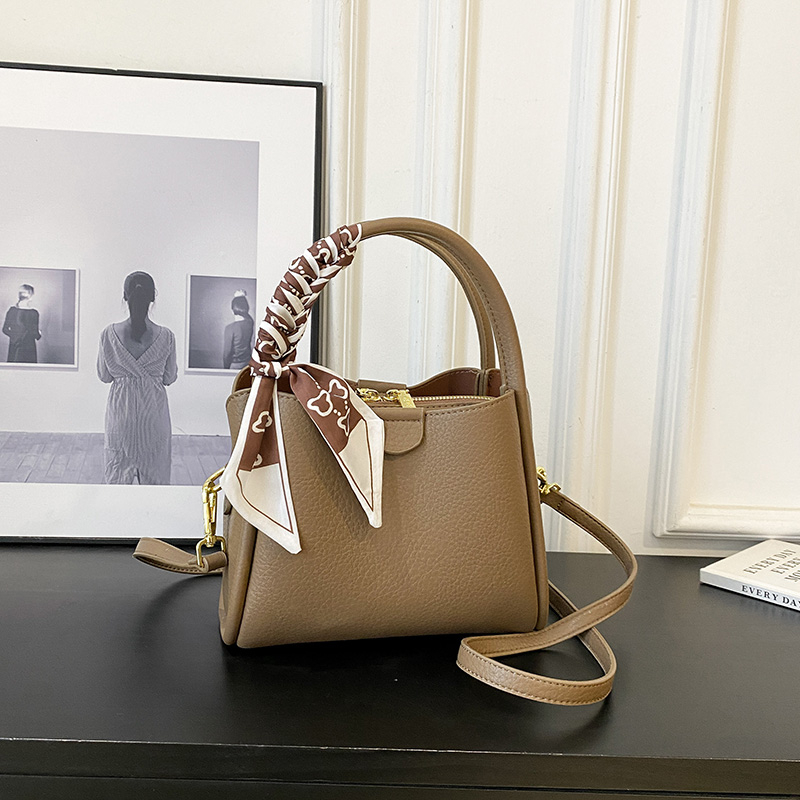 秋冬季流行爆款小包包2024新款女士单肩斜挎包百搭手提托特水桶包