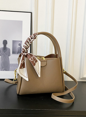 秋冬季流行爆款小包包2024新款女士单肩斜挎包百搭手提托特水桶包