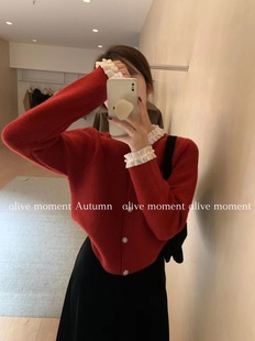 女 淑女气质蕾丝花边珍珠扣拼接红色毛衣针织开衫 alive 2025秋冬季