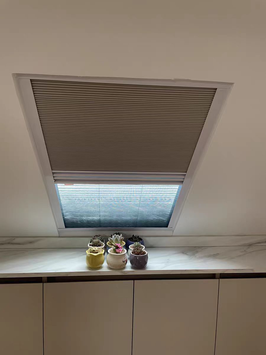 阳光房阁楼天窗窗帘斜屋顶遮光防晒手动蜂巢帘遮阳帘折叠伸缩纱窗