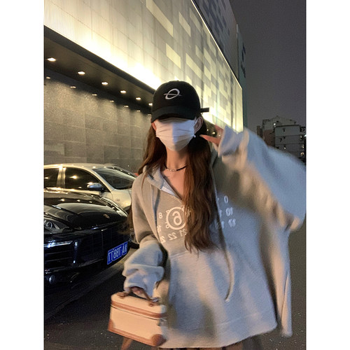 大小姐77通勤灰色印花连帽卫衣