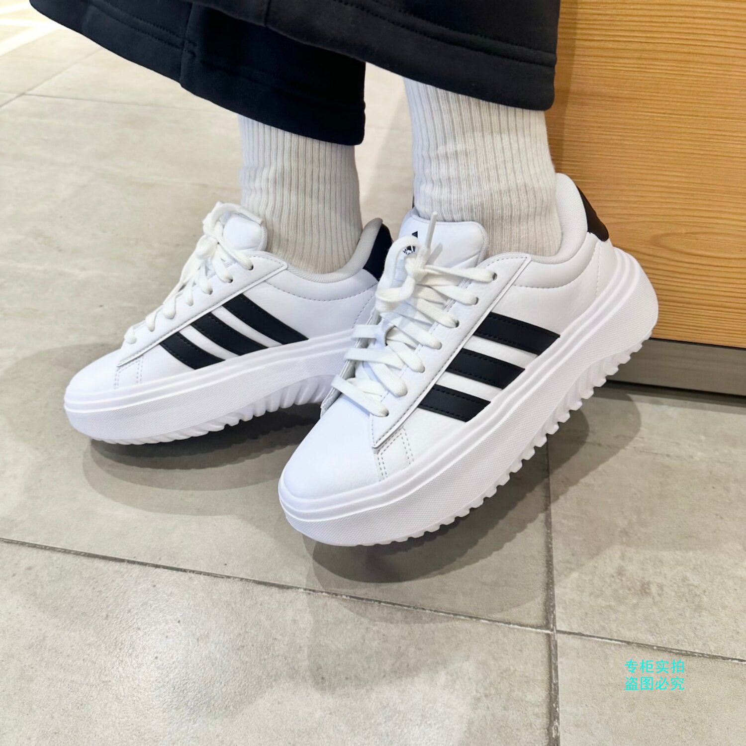 Adidas/阿迪达斯小白鞋女子百搭面包鞋增高厚底运动休闲鞋 IE1092