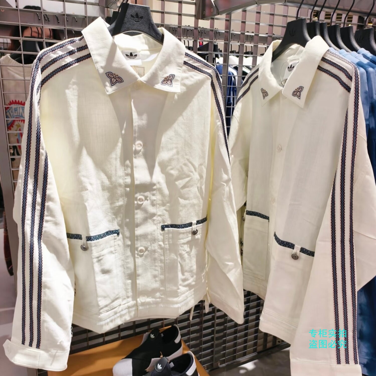 Adidas三叶草26春季款男女民族风刺绣印花条纹运动夹克外套KW5673