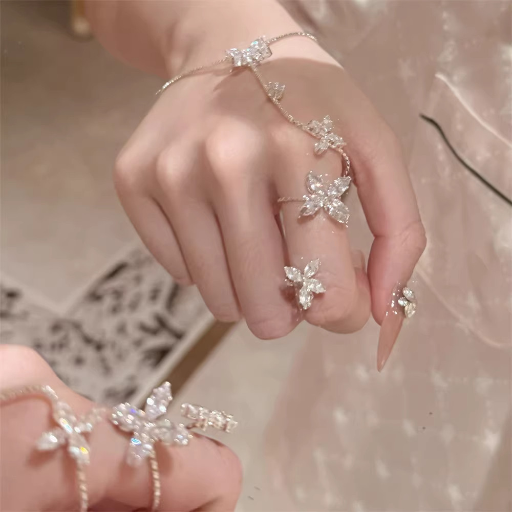 轻奢高级感花朵缠绕手链戒指一体式女清冷感闪钻连指手背链配饰