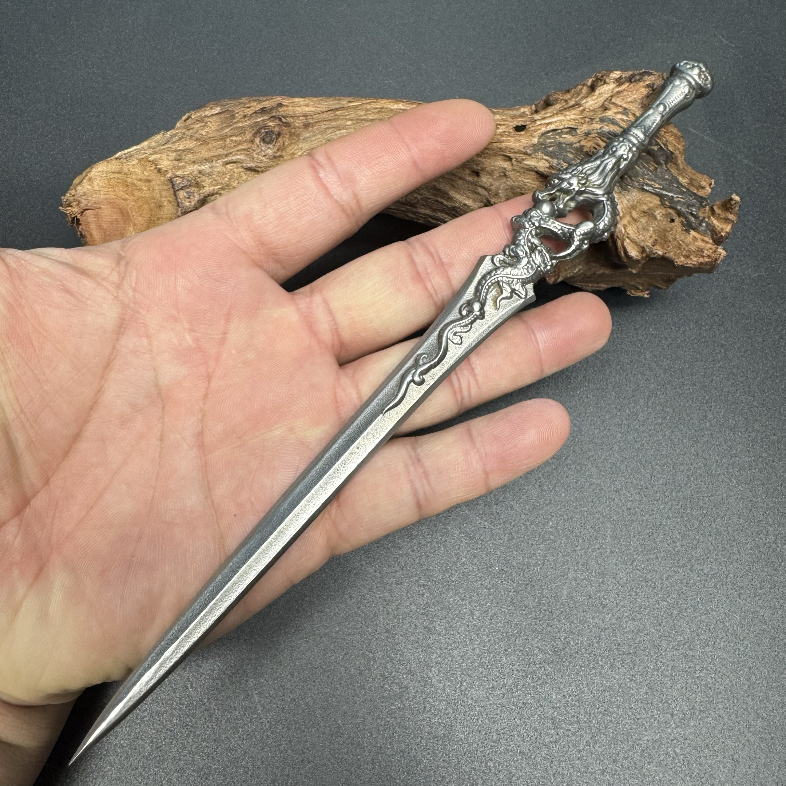 龙泉手工锻打不锈钢微兵器一体龙骨迷你茶针茶刀茶桌工艺品摆件