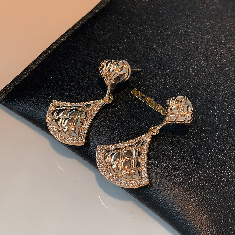 CANFEN欧美千金感菱格纹扇形耳坠