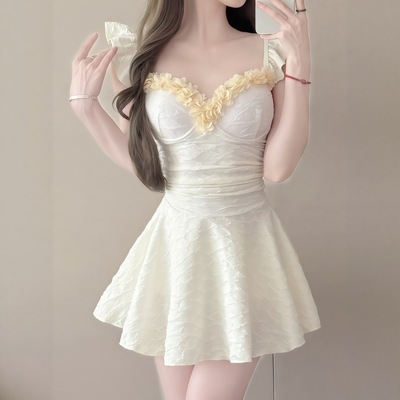 泳衣女高级感2025新款绝美连体裙式保守遮肚显瘦小胸聚拢度假温泉