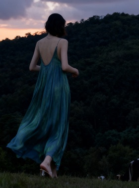 JIRANDESIGN-法式挂脖吊带连衣裙女时尚度假风独特漂亮写真长裙