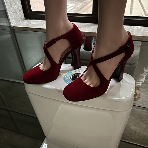 红色交叉带圆头浅口高跟单鞋粗跟