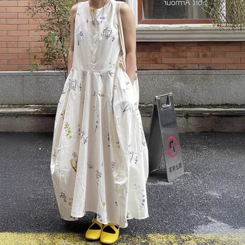 法式～碎花无袖背心连衣裙女夏季新款小众小个温柔花苞裙海边裙子