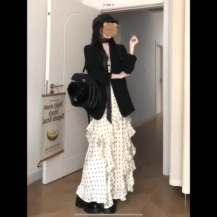 韩系通勤风黑色西装 外套女绝美不规则蛋糕波点吊带连衣裙两件套装