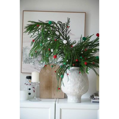 是鲜活的松枝花瓶插花