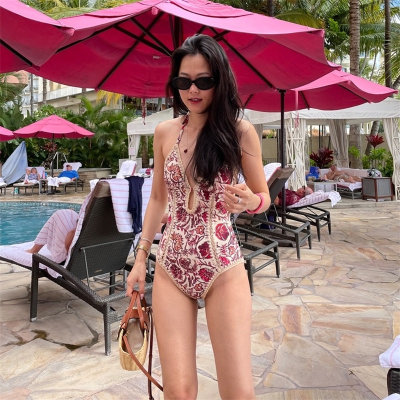 澳洲小众轻奢印花挂脖连体小胸聚拢遮肚显瘦温泉度假海边游泳衣女