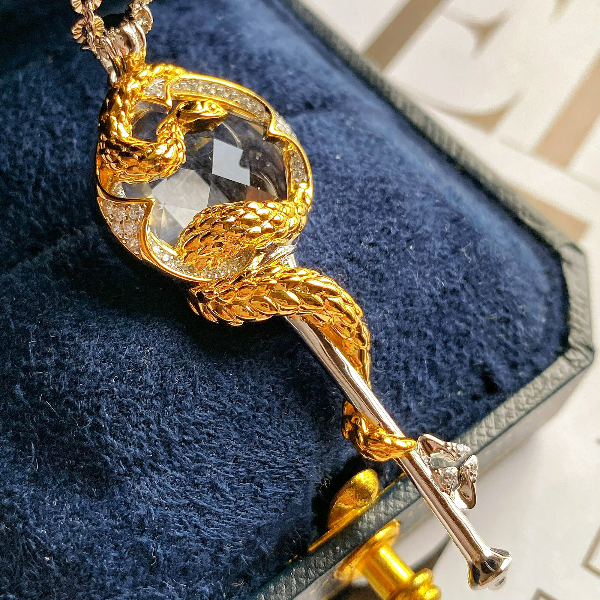 VISING珠宝天然白水晶黄金蟒潮流设计款蛇形吊坠项链S925银