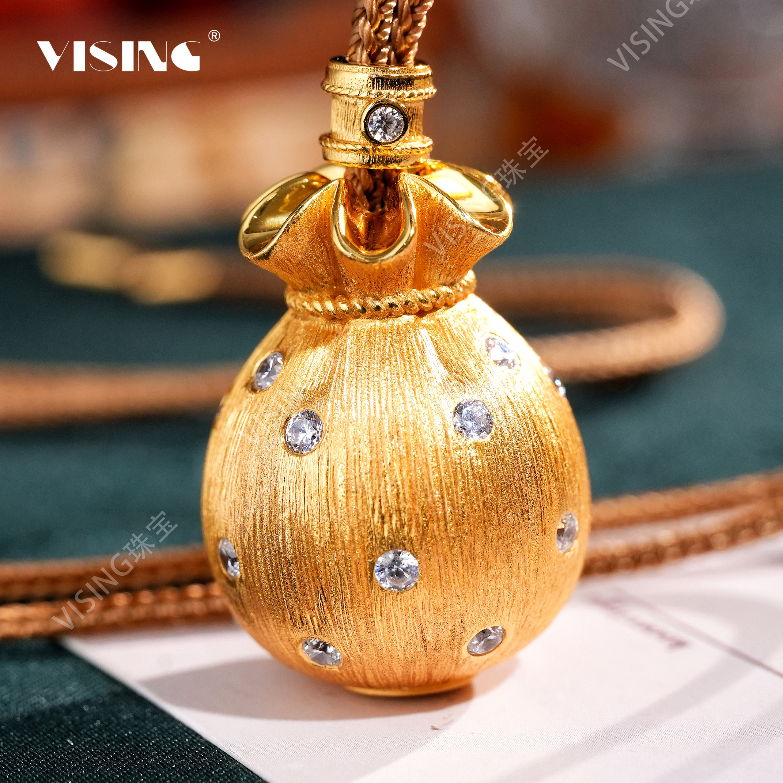 金色拉丝福袋钻钻财神吊坠颈饰