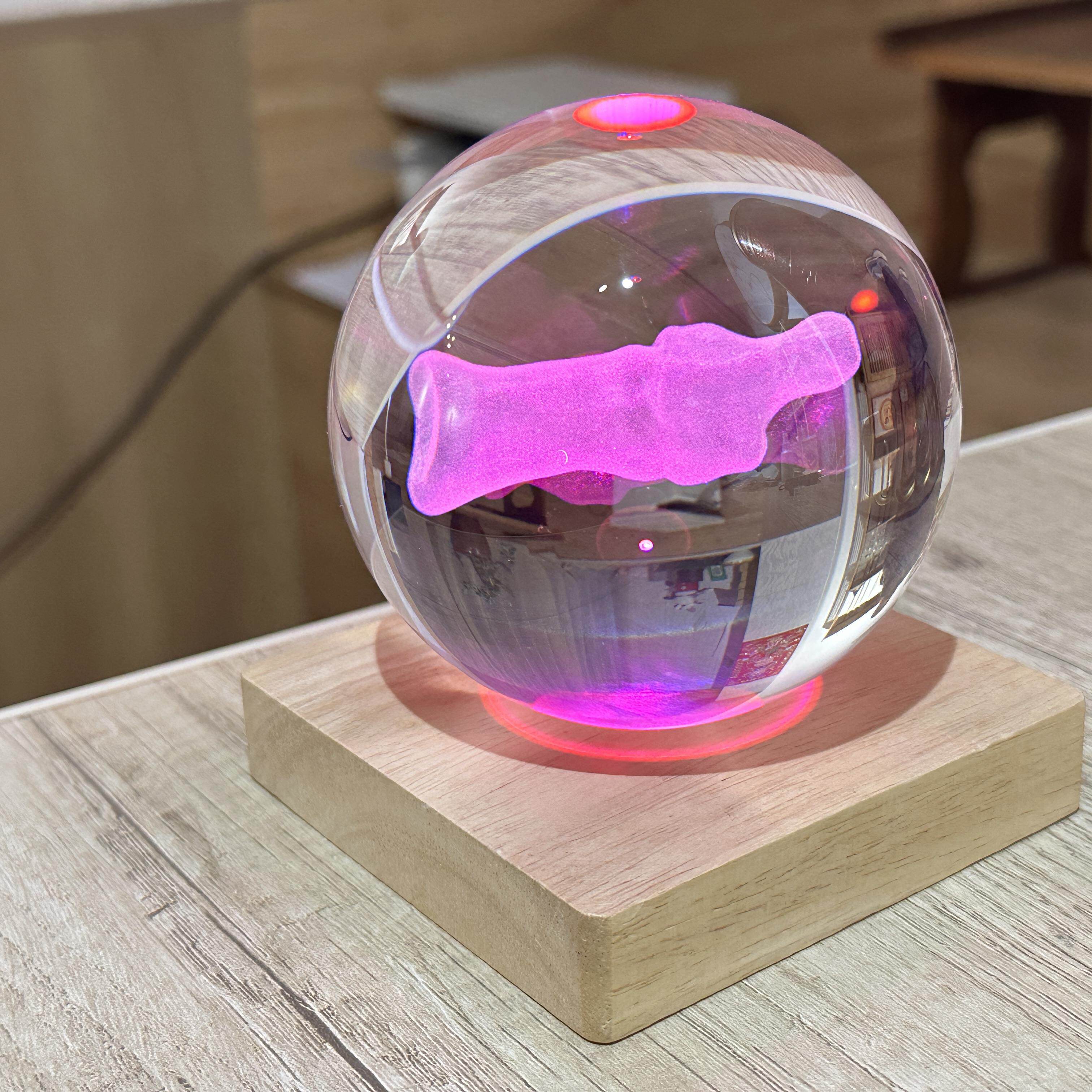 发白光彩光木底座南师怀瑾白骨观内雕足(3d)趾(立体)骨水晶球
