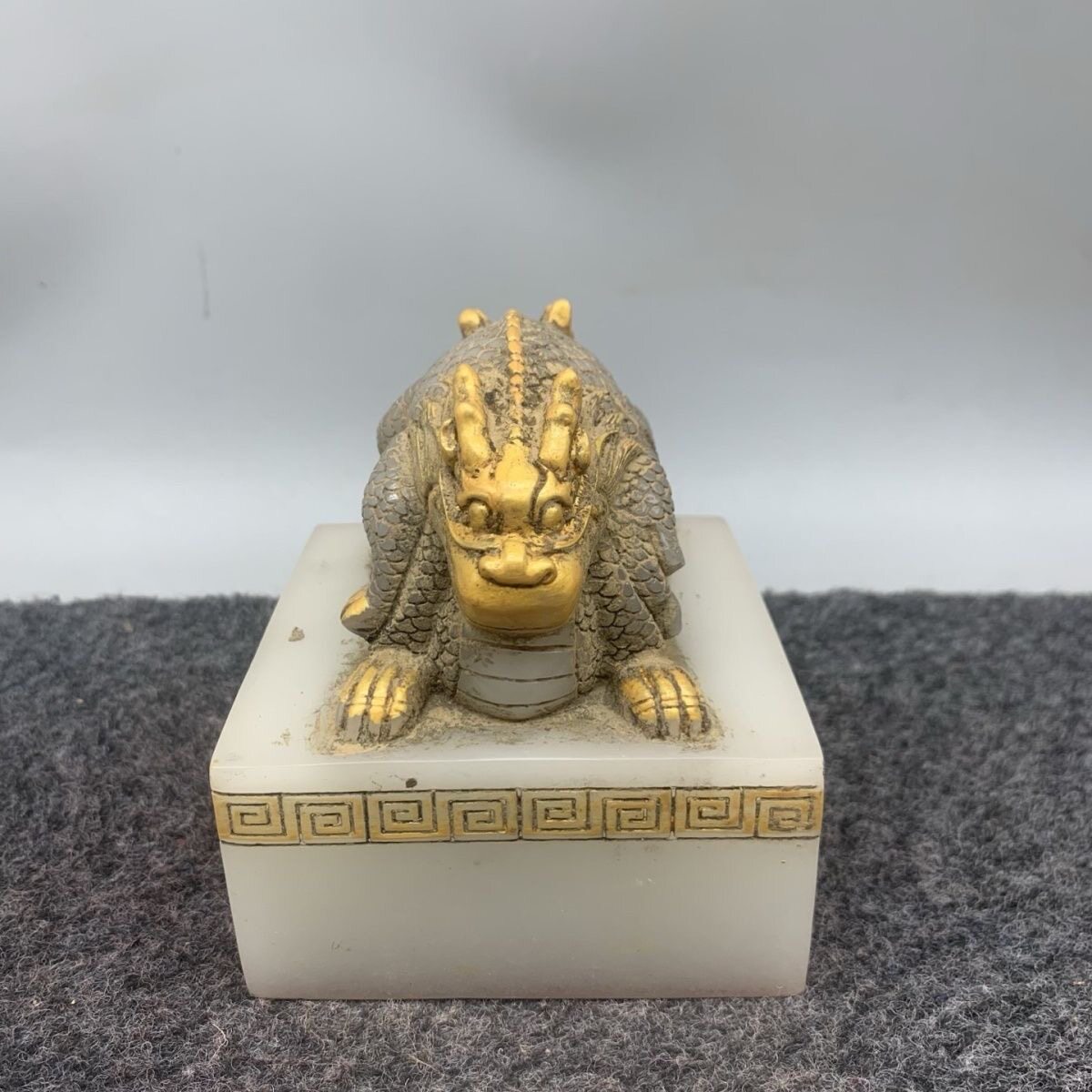白玉描金双头瑞兽印章回纹边款仿古大印工艺摆件10*10*10cm