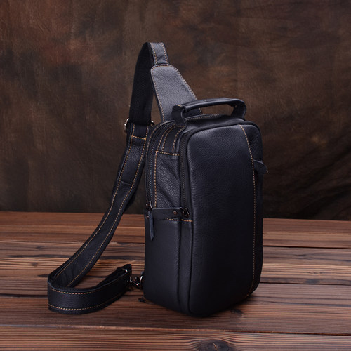 胸前休闲斜挎包头层牛皮胸包运动