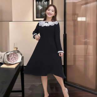大码女装2026春季赫本风黑白裙胖MM法式显瘦蕾丝圆领中长款连衣裙