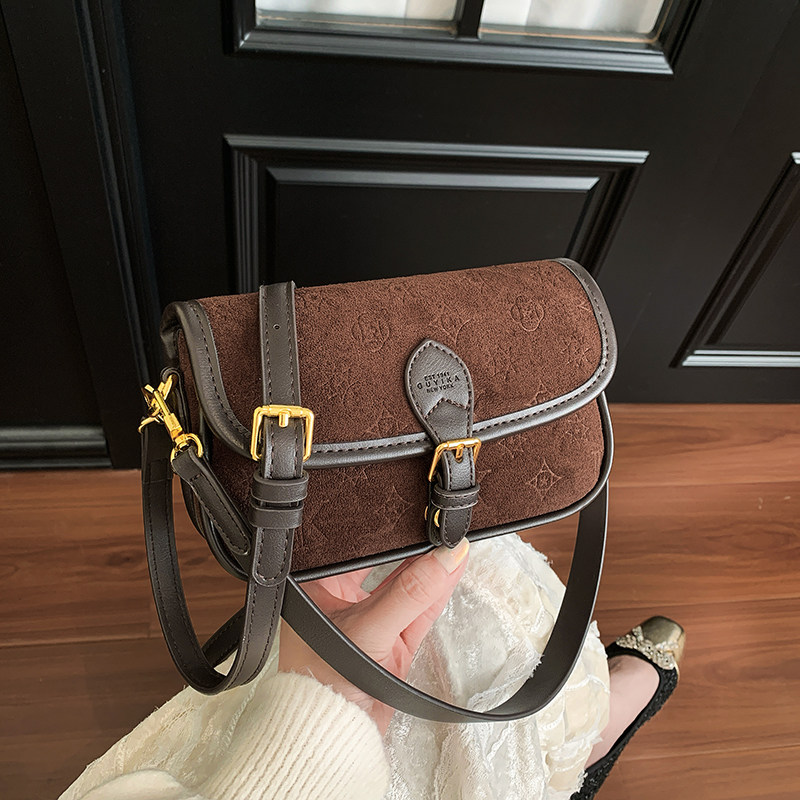 高级感小众包包女2026新款时尚麂皮绒百搭复古洋气单肩斜挎法棍包