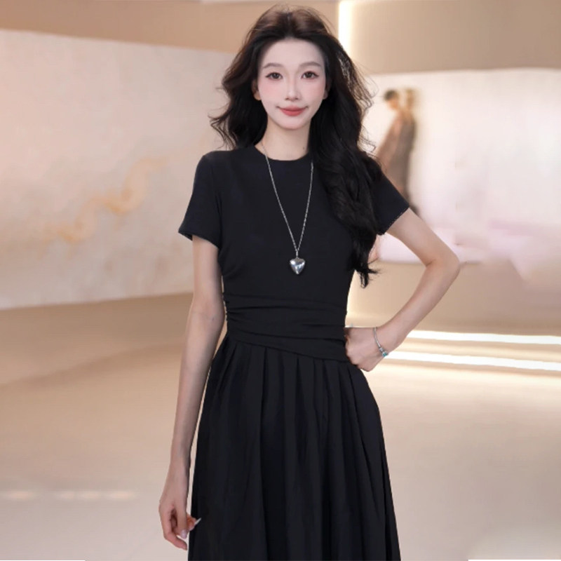 Basic House/百家好 赫本风收腰连衣裙女夏巨好看小众大摆长裙