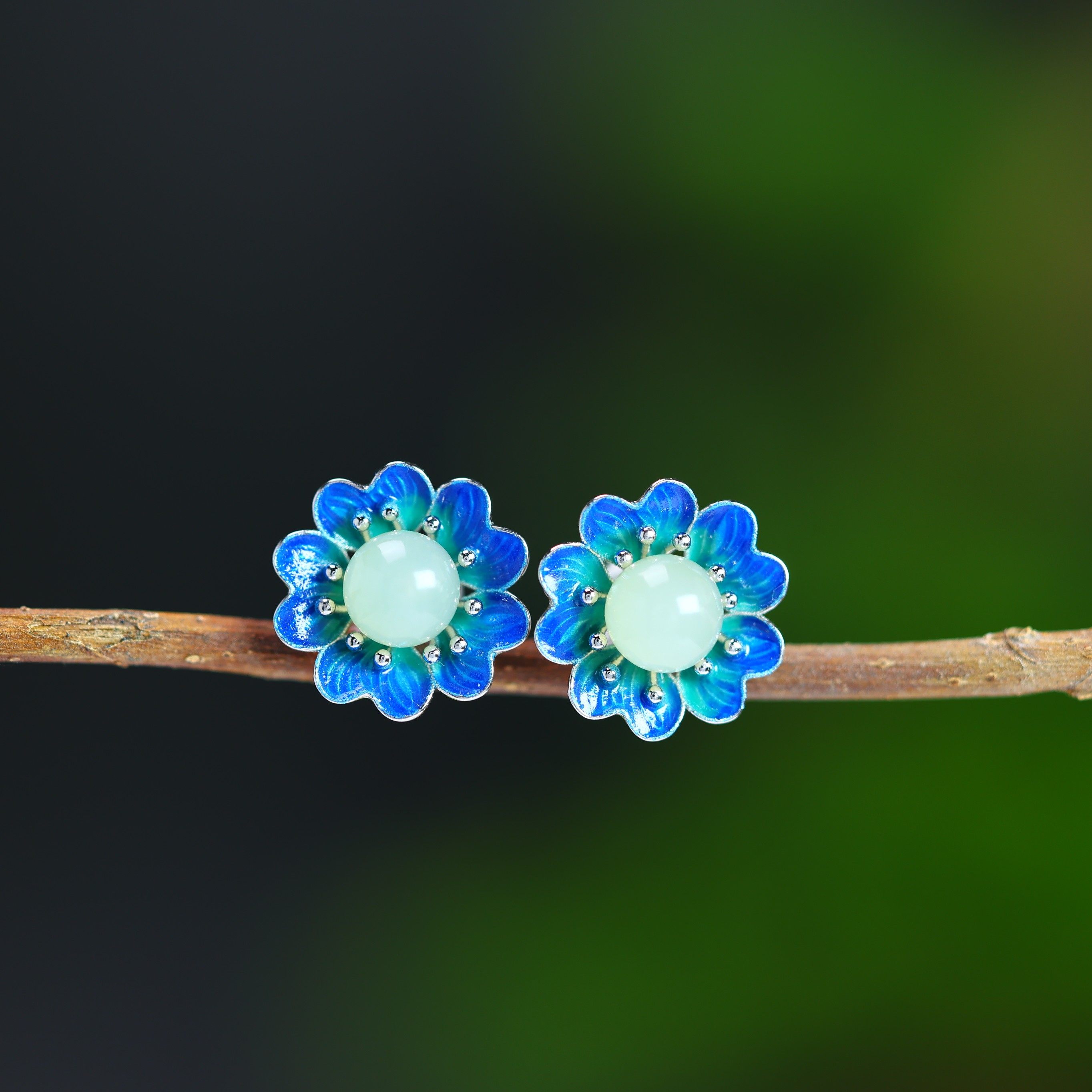 S925银镶嵌和田玉6厘珠珐琅耳钉