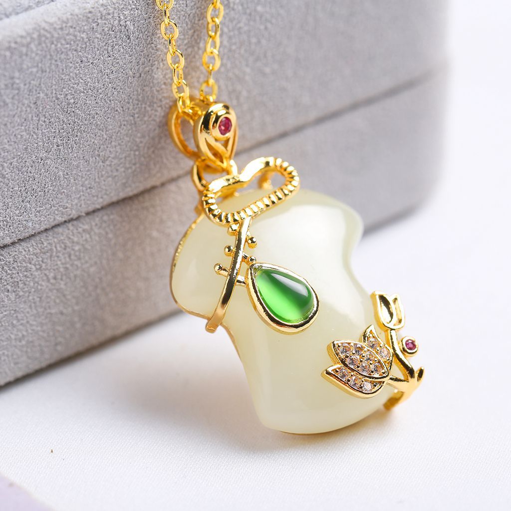 新疆和田玉和田玉旗袍吊坠