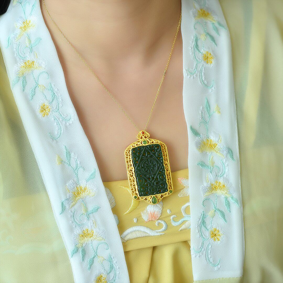 s925银镶嵌和田玉碧玉镂空吊坠16970