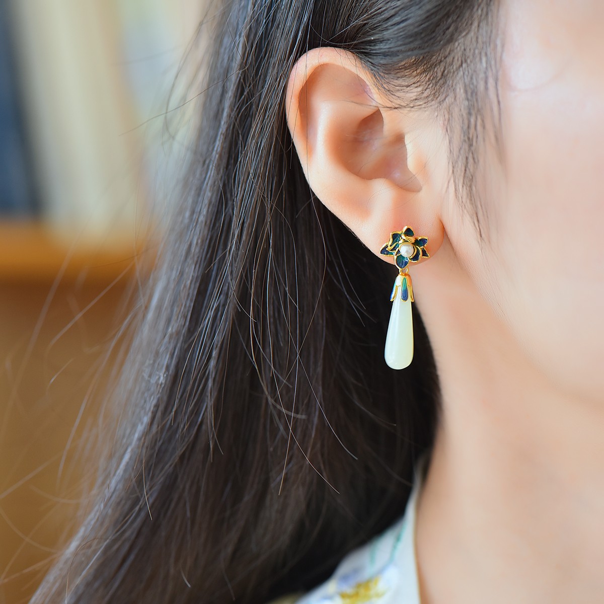 s925银镶嵌和田玉珐琅彩柱形耳坠