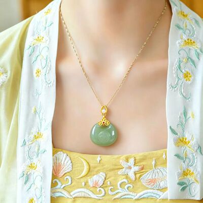 s925银镶和田玉青海料福锁配彩锆吊坠青白玉项链金色女锁骨链0430